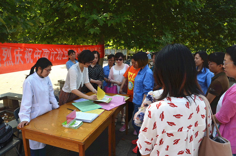 公司计生协会开展宣传服务活动_副本.jpg
